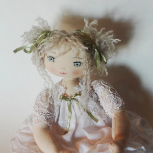 Patron de couture poupée d'artiste en tissu - Mimosa